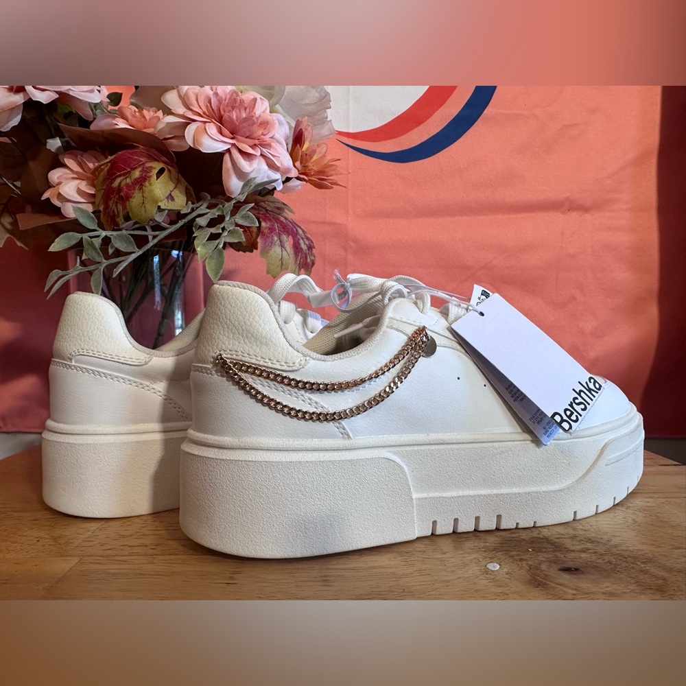 BERKSHA casual all white shoes with a gold chain size 7.5 women’s NWT